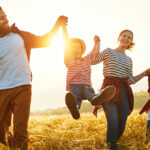 Rodzice z dziećmi na łące