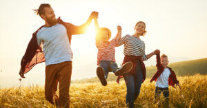 Rodzice z dziećmi na łące