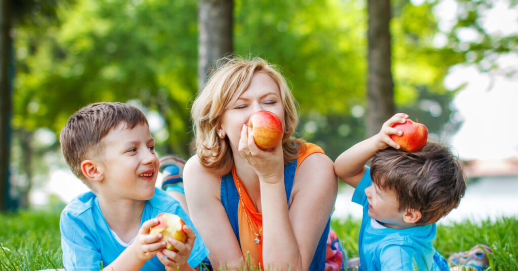 tarcza-slider1-4a Mama z dziećmi w plenerze