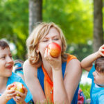 Mama z dziećmi w plenerze