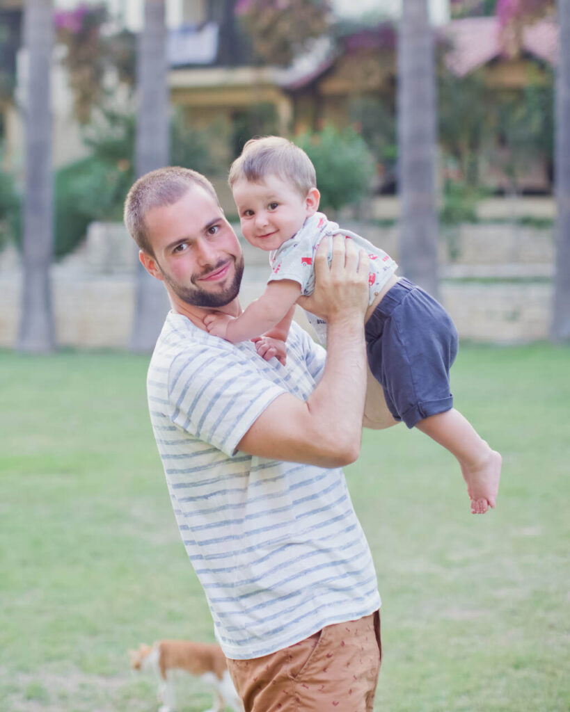 tarcza-z2a Tata trzyma na rękach syna