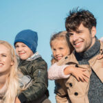 Mama i tata z dziećmi w plenerze