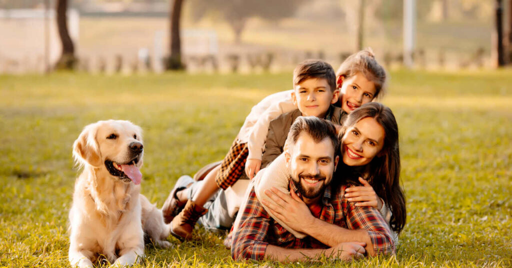 rodzina-3 Rodzice z dziećmi w parku