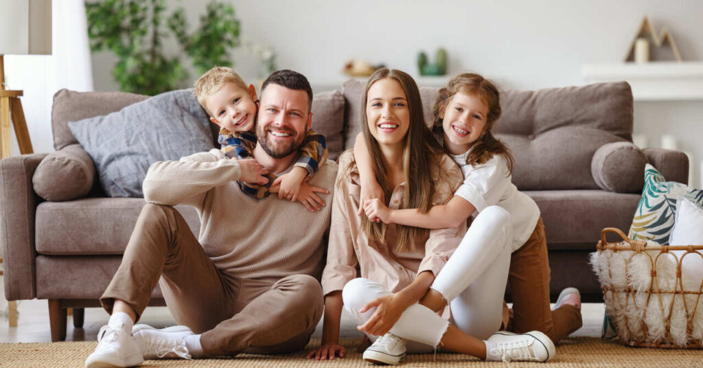 rodzina-4 Rodzice z dziećmi siedzą w parku