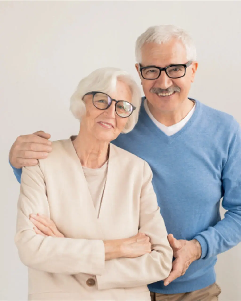 Uśmiechnięci seniorka i senior