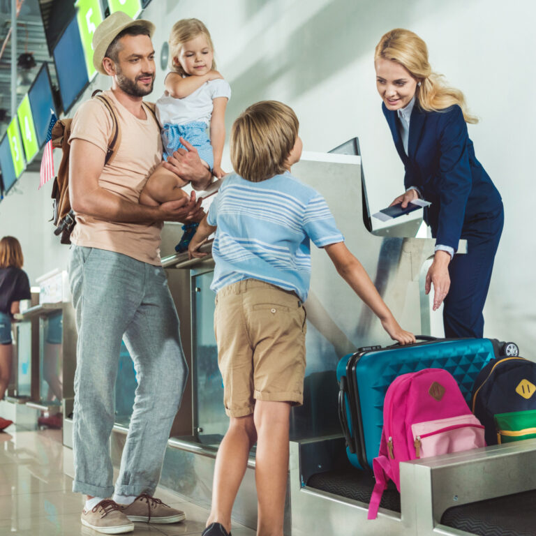 Rodzina z bagażamu na lotnisku