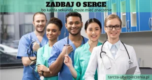 Zespół medyczny w kolorowych strojach.