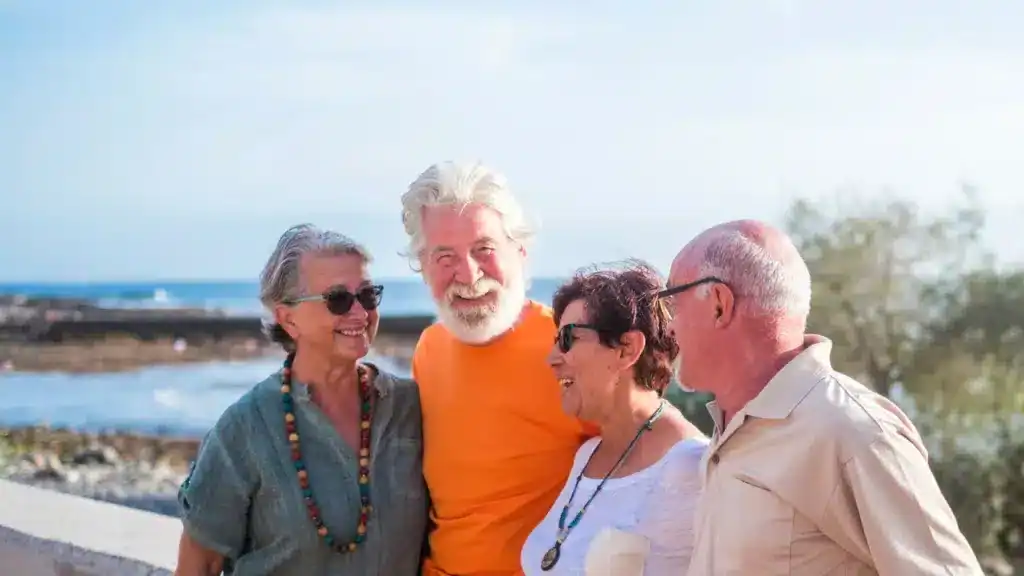 TARCZA Ubezpieczenie Emerytalne - Czwórka starszych przyjaciół na plaży