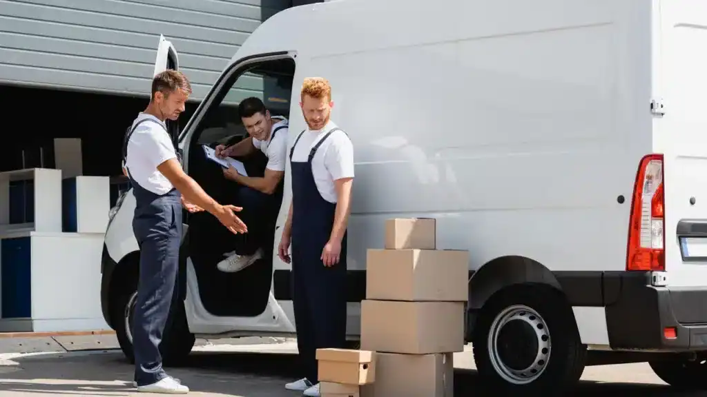 TARCZA Ubezpieczenie Mienia w Transporcie - Mężczyźni przy dostawie paczek.